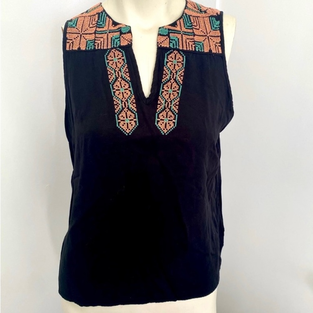 Size S Forever21 bohemian embroidered top
